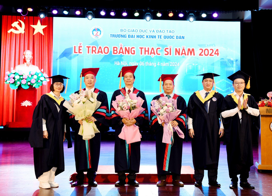 Đại diện các tân Thạc sĩ gửi tặng món quà tri ân đến các thầy cô và Nhà trường. Đại diện các tân Thạc sĩ gửi tặng món quà tri ân đến các thầy cô và Nhà trường.