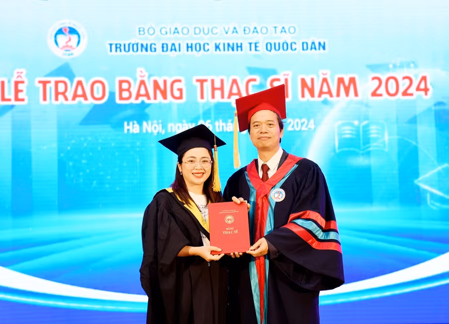 GS.TS Phạm Hồng Chương - Hiệu trưởng trao bằng cho tân thạc sĩ.