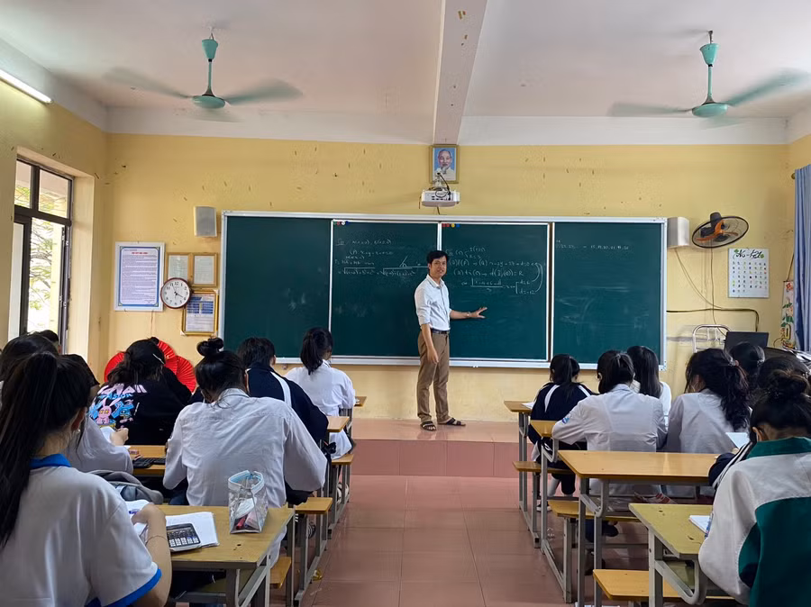 Giờ học trong giai đoạn tăng tốc ôn thi tốt nghiệp THPT tại Trường THPT Trần Quang Khải (Hưng Yên)