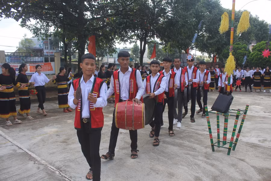 Sau buổi Lễ khai giảng tiếng cồng chiêng vang lên như báo hiệu năm học mới đã bắt đầu.