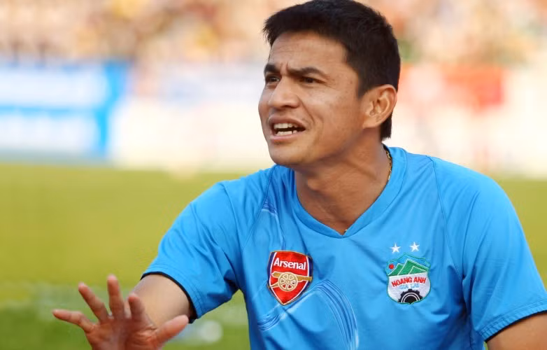 Kiatisuk từng dẫn dắt HAGL tại V-League 2010.