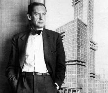 Walter Gropius (1883 - 1969) với hậu cảnh là tòa soạn nhật báo Chicago Tribune do kiến trúc sư này thiết kế.