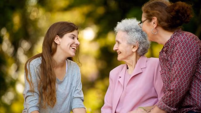 Cha mẹ cần làm gương để con noi theo. Ảnh minh hoạ.