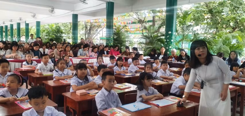 Giáo viên Trường Tiểu học Núi Thành trong tiết dạy sinh hoạt chuyên đề môn Toán lớp 1, Chương trình giáo dục phổ thông 2018.