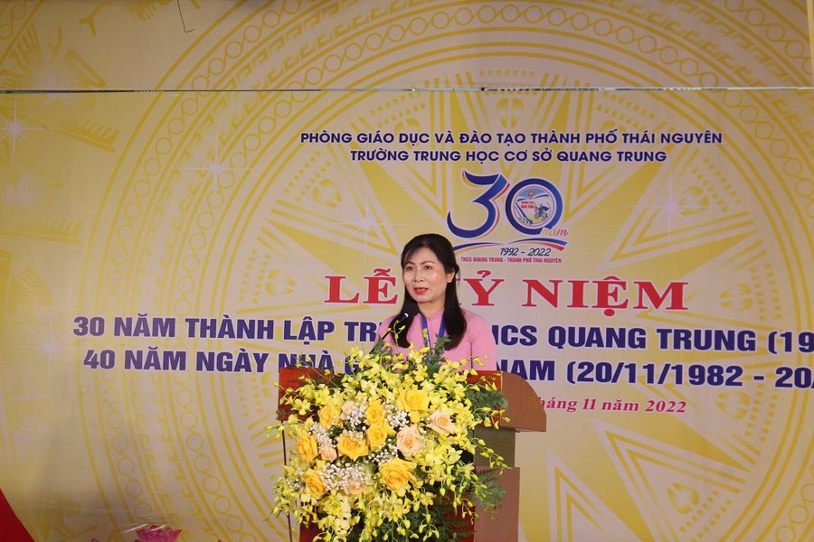 Cô giáo Nguyễn Huệ Oanh, Hiệu trưởng Trường THCS Quang Trung đọc diễn văn ôn lại truyền thống 30 năm xây dựng và trưởng thành. Cô giáo Nguyễn Huệ Oanh, Hiệu trưởng Trường THCS Quang Trung đọc diễn văn ôn lại truyền thống 30 năm xây dựng và trưởng thành.
