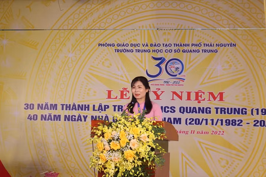 Cô giáo Nguyễn Huệ Oanh, Hiệu trưởng Trường THCS Quang Trung đọc diễn văn ôn lại truyền thống 30 năm xây dựng và trưởng thành.