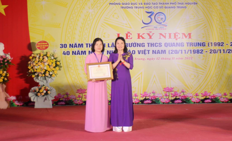 Các tập thể, cá nhân được lãnh đạo UBND TP Thái Nguyên khen thưởng vì đã đạt thành tích xuất sắc trong giảng dạy và học tập. Các tập thể, cá nhân được lãnh đạo UBND TP Thái Nguyên khen thưởng vì đã đạt thành tích xuất sắc trong giảng dạy và học tập.