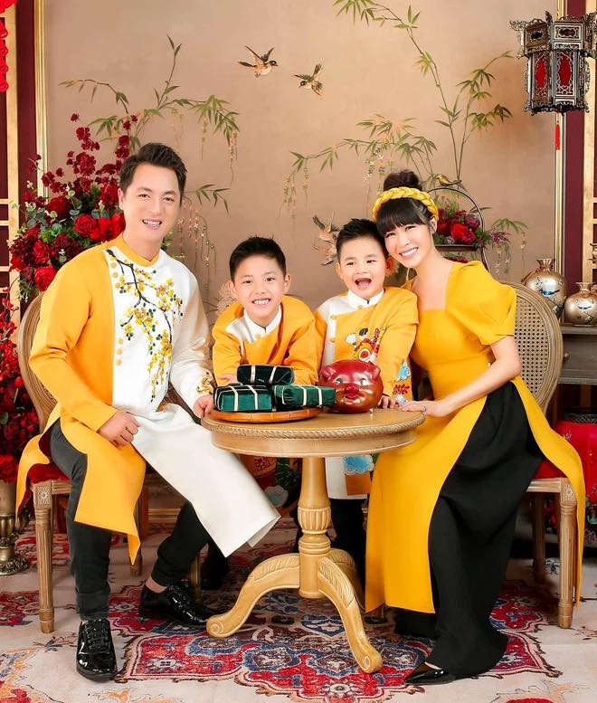 Gia đình nhỏ vô cùng hạnh phúc của vợ chồng ca sĩ Đăng Khôi. Gia đình nhỏ vô cùng hạnh phúc của vợ chồng ca sĩ Đăng Khôi.