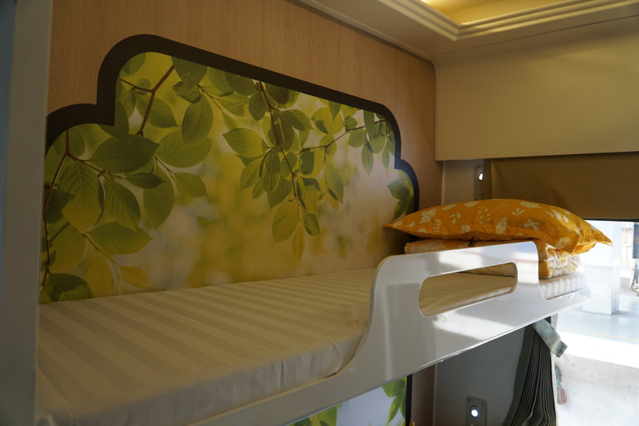 Toa giường nằm được trang trí chủ đạo màu xanh và vàng.