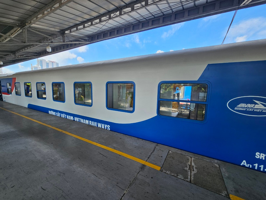 Vỏ tàu được sơn mới theo tone màu trắng xám và xanh.