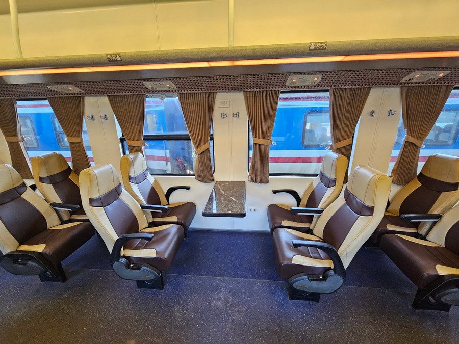 Lần đầu tiên ngành đường sắt đưa loại ghế có thể xoay 180 độ vào khai thác phục vụ hành khách.