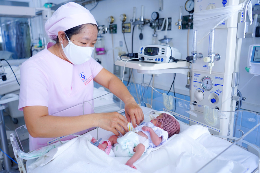 Chị D. đã sinh một bé gái khoẻ mạnh trong niềm vui của tất cả các bác sĩ và gia đình. Ảnh: BVCC