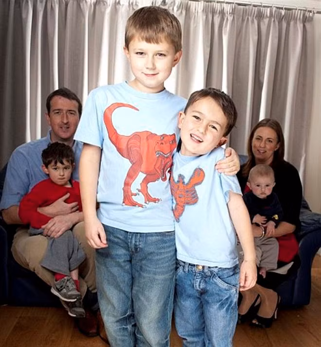 Hai anh em nhà Davies-Carr bây giờ. (ảnh: Dailymail)