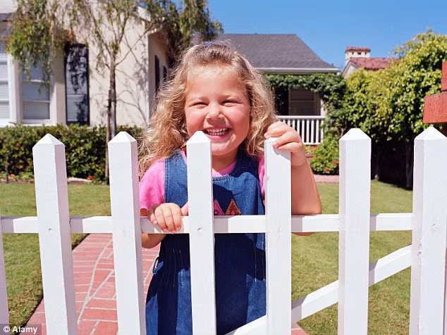 Ở trong nhà nhiều, trẻ dễ cận thị ảnh 2