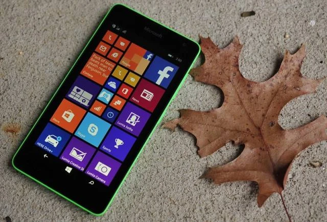 Cận cảnh smartphone Lumia 430 giá rẻ giật mình của Microsoft