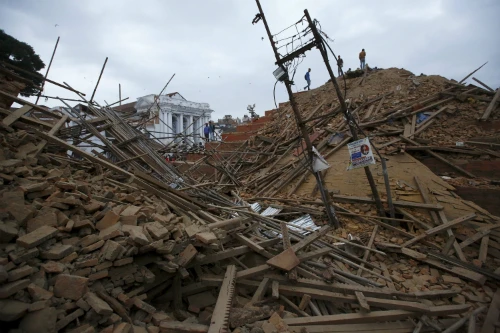 Đống đổ nát sau vụ động đất ở Nepal. Ảnh: Reuters