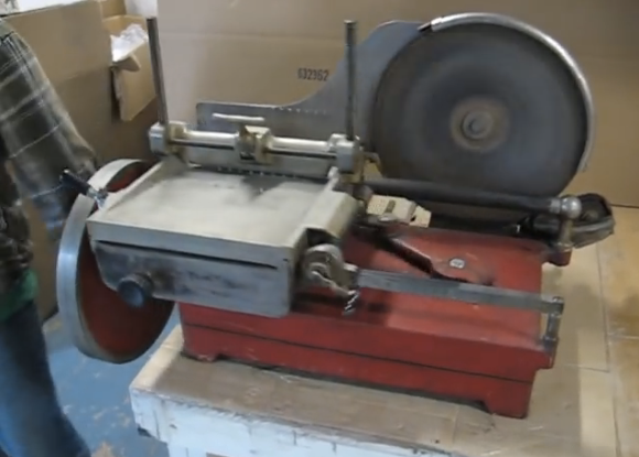 Chiếc máy cắt thịt do hãng IBM trước kia sản xuất Chiếc máy cắt thịt do hãng IBM trước kia sản xuất