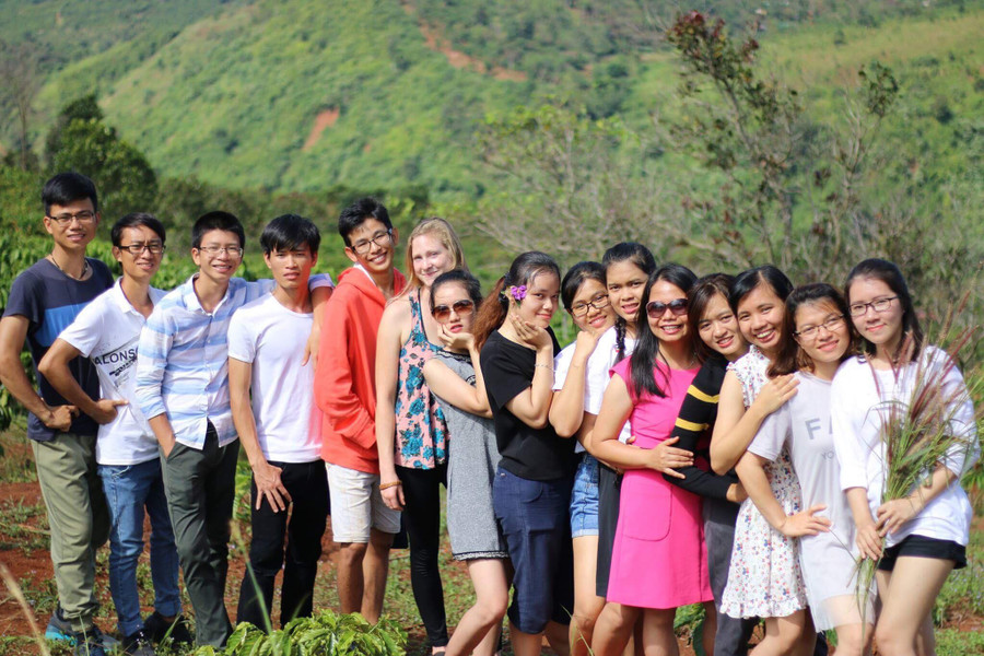 Cô Đào Thị Hằng (thứ 5 từ phải qua) và các học trò ở làng Hama