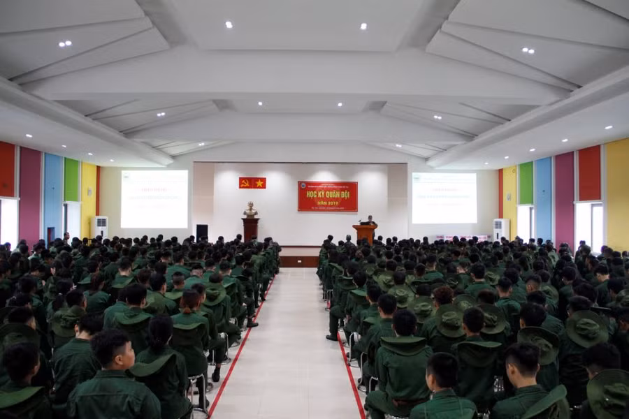 Các chiến sĩ lên lớp để học tập.