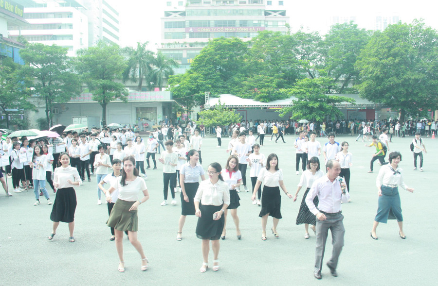 Cán bộ giảng viên chào đón sinh viên với màn nhảy sôi động.