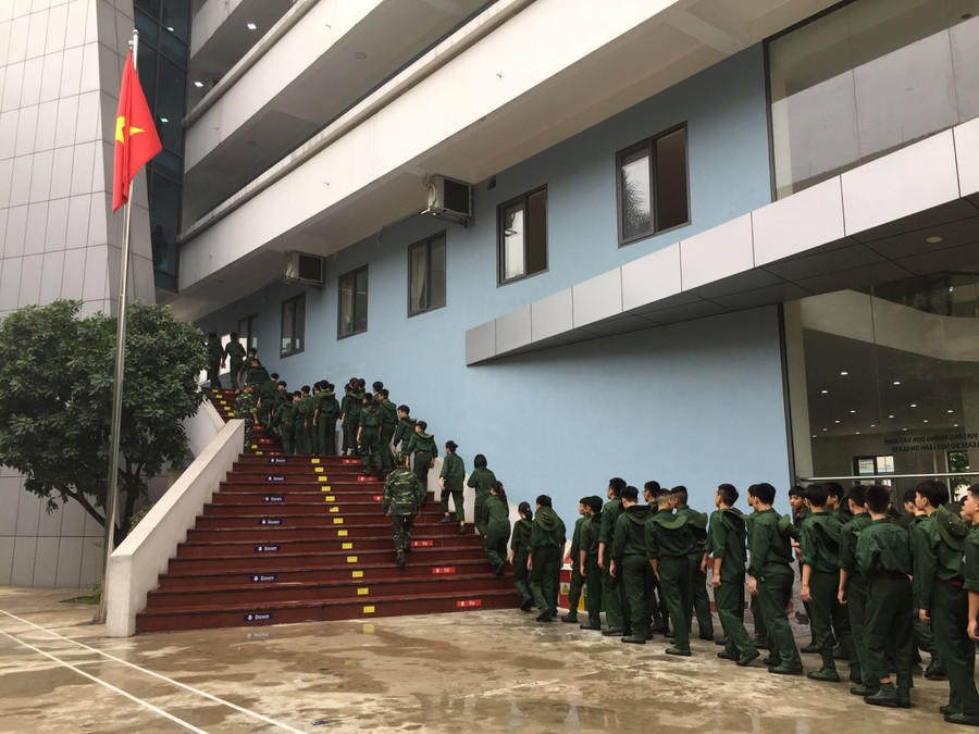 Ăn sáng lúc 7h15 và bắt đầu nội dung học tập từ 8h00. Ăn sáng lúc 7h15 và bắt đầu nội dung học tập từ 8h00.