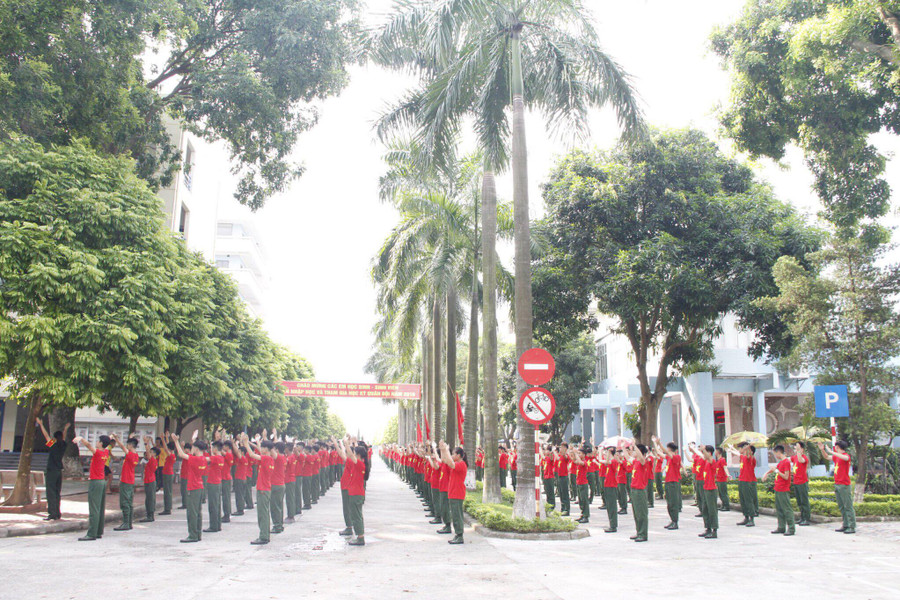 Các “chiến sĩ” với màn múa dân vũ “Việt Nam ơi! Các “chiến sĩ” với màn múa dân vũ “Việt Nam ơi!