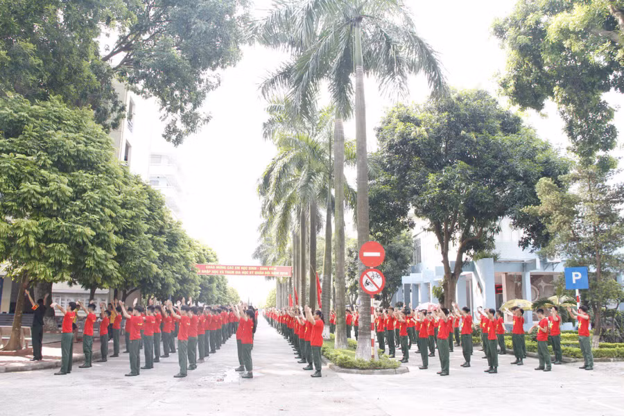 Các “chiến sĩ” với màn múa dân vũ “Việt Nam ơi!