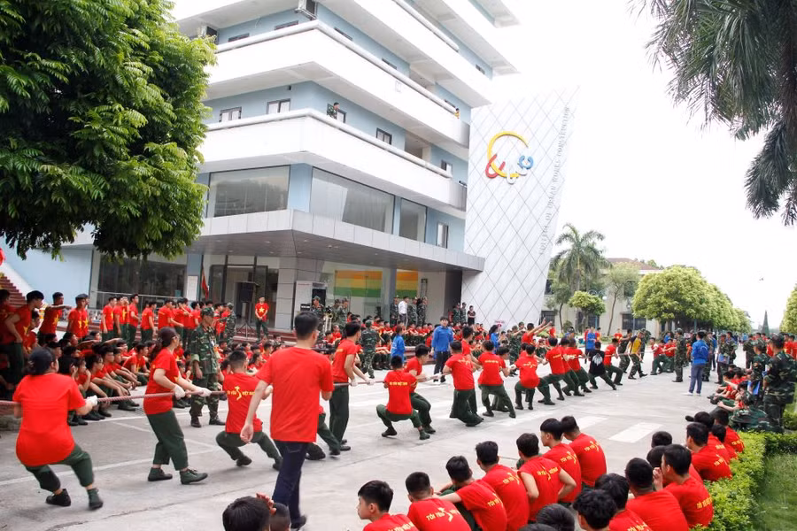 ...đến những hoạt động thể thao như thi kéo co, giao lưu bóng đá, bóng rổ, dân vũ.