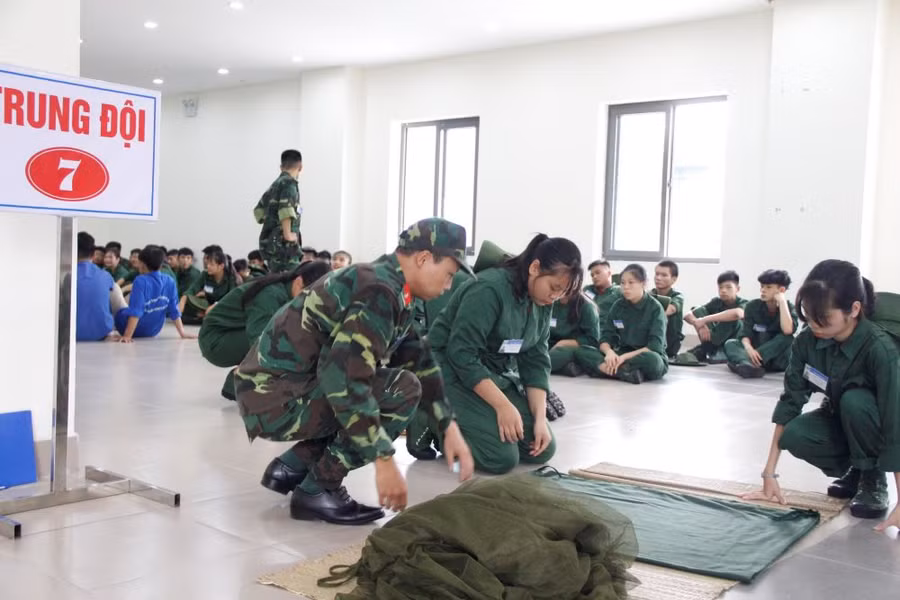 Thời gian biểu của 1 ngày bắt đầu từ 5h30 sáng, các chiến sĩ dậy tập thể dục, vệ sinh, làm nội vụ (gấp chăn màn).