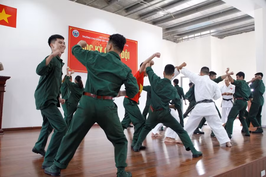 Nhiều hoạt động phong phú được tổ chức trong 10 ngày tham gia "Học kỳ quân đội", từ rèn luyện võ thuật...