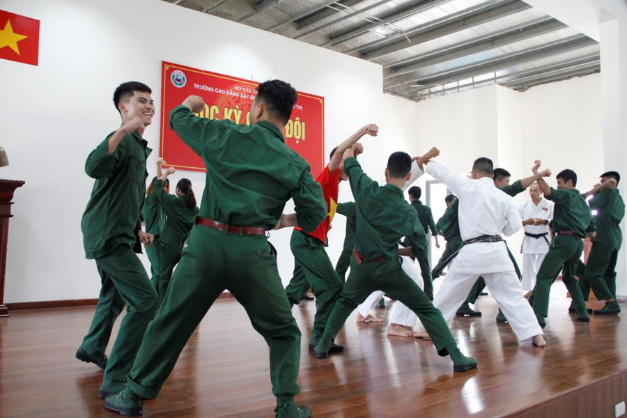 Nhiều hoạt động phong phú được tổ chức trong 10 ngày tham gia "Học kỳ quân đội", từ rèn luyện võ thuật...