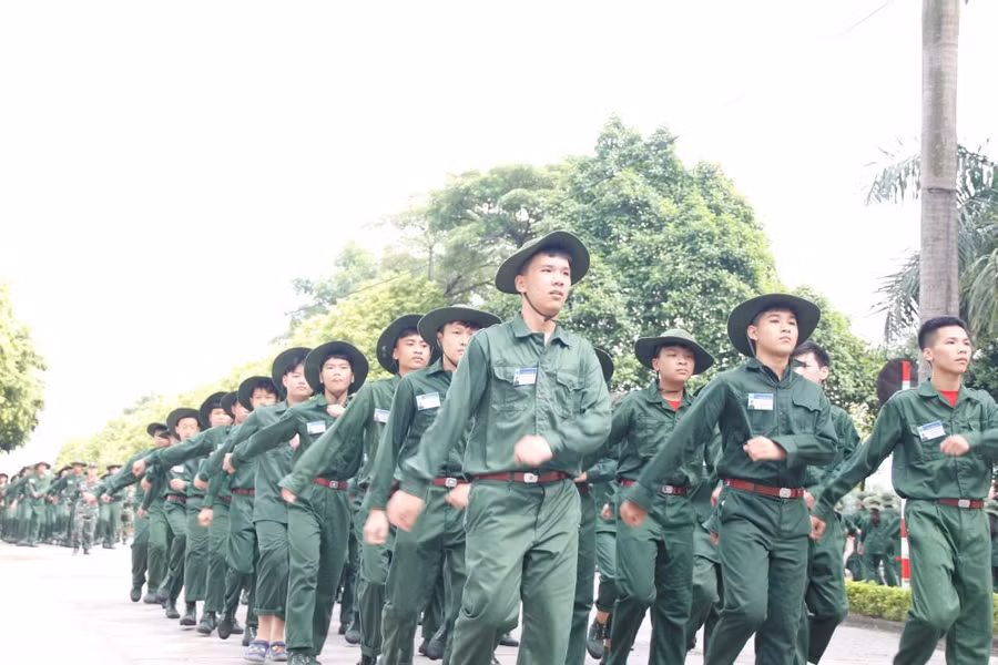 ... học đội hình, đội ngũ.