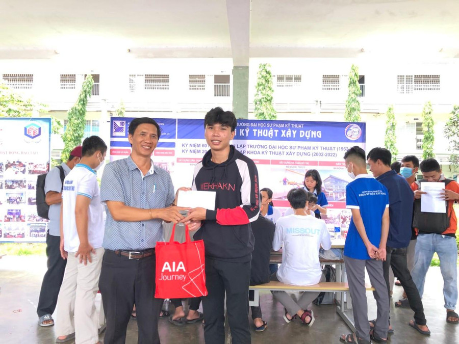 Khoa Kỹ thuật xây dựng - Trường ĐH Sư phạm Kỹ thuật, ĐH Đà Nẵng tặng quà của cựu sinh viên cho những tân sinh viên đầu tiên của khoa.