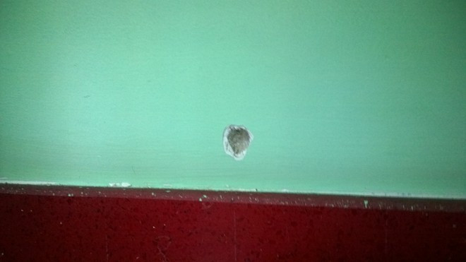 Vết đạn cảnh sát bắn còn lại ở trên tường. Ảnh: Khắc Thành. Vết đạn cảnh sát bắn còn lại ở trên tường. Ảnh: Khắc Thành.