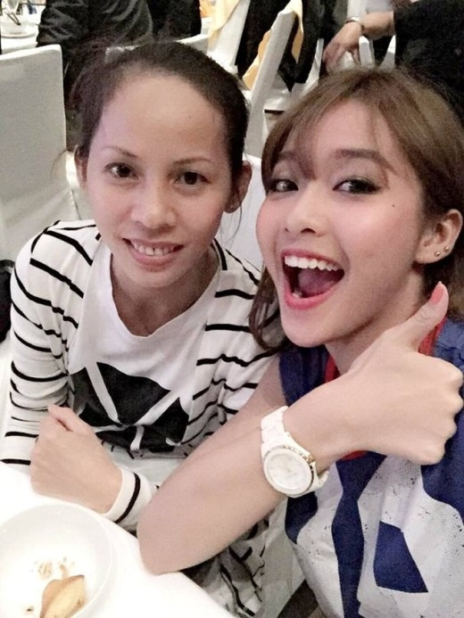 Chân dung người mẹ “đơn giản” của hotgirl Khả Ngân ảnh 6 Không chỉ có dung mạo trẻ trung mà phong cách ăn mặc của mẹ Khả Ngân cũng rất năng động, khỏe khoắn. Bà thường xuyên diện áo thun, quần jeans - rất giống phong cách của con gái.