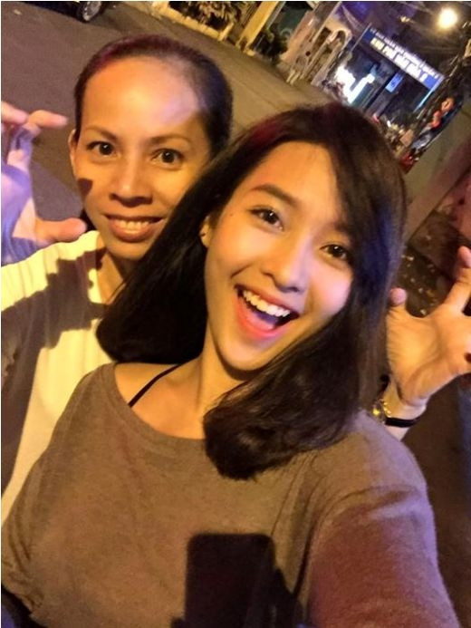 Chân dung người mẹ “đơn giản” của hotgirl Khả Ngân ảnh 5 Thỉnh thoảng, mẹ Khả Ngân về nước để chăm sóc 2 con. Rất nhiều người ngạc nhiên về sự trẻ trung của mẹ Khả Ngân. Nhiều người không tin bà đã là 1 phụ nữ 2 con.