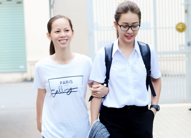 Chân dung người mẹ “đơn giản” của hotgirl Khả Ngân ảnh 7 Nhắc tới mẹ, Khả Ngân vui vẻ cho biết: Mẹ của Ngân đơn giản lắm, không quý phái, giàu sang hay có công việc đáng ngưỡng mộ như những bà mẹ khác. Nhưng mà với Ngân, mẹ luôn là người mẹ đặc biệt nhất, tuyệt vời nhất Trái Đất.