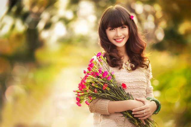 Chân dung người mẹ “đơn giản” của hotgirl Khả Ngân ảnh 1 Cuối năm 2012, những bức hình Khả Ngân trong bộ đồ tập boxing gây sốt cư dân mạng. Không chỉ gây chú ý ở Việt Nam, báo chí Hàn Quốc, Trung Quốc, Đài Loan cũng dành nhiều lời khen cho vẻ đẹp tinh khôi của cô gái này.
