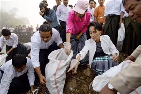  Bà Aung San Suu Kyi đích thân ra đường nhặt rác, thu hút sự hưởng ứng và tham gia của cư dân, người ủng hộ. Ảnh: AP 