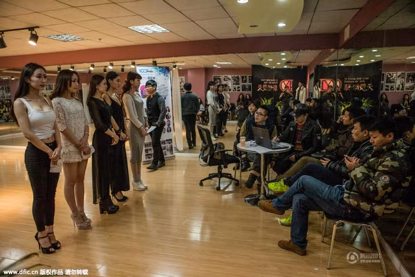  Các cô gái phải trải qua 1 vòng tuyển chọn khá gắt gao trước khi được làm học viên chính thức của trung tâm. 