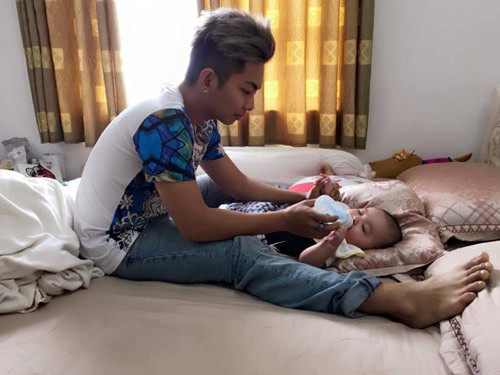 Những ông bố "bỉm sữa" được mê nhất showbiz Việt ảnh 4 Những ông bố ‘bỉm sữa’ được mê nhất showbiz Việt - 4