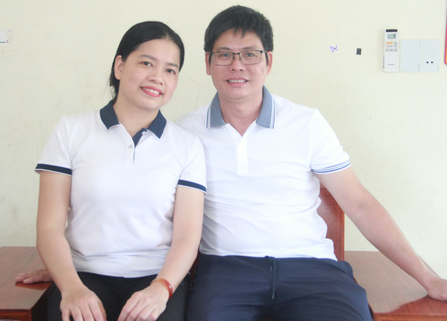 Vợ chồng thầy giáo Phan Nhân Quảng và cô giáo Võ Thị Khánh Duyên.