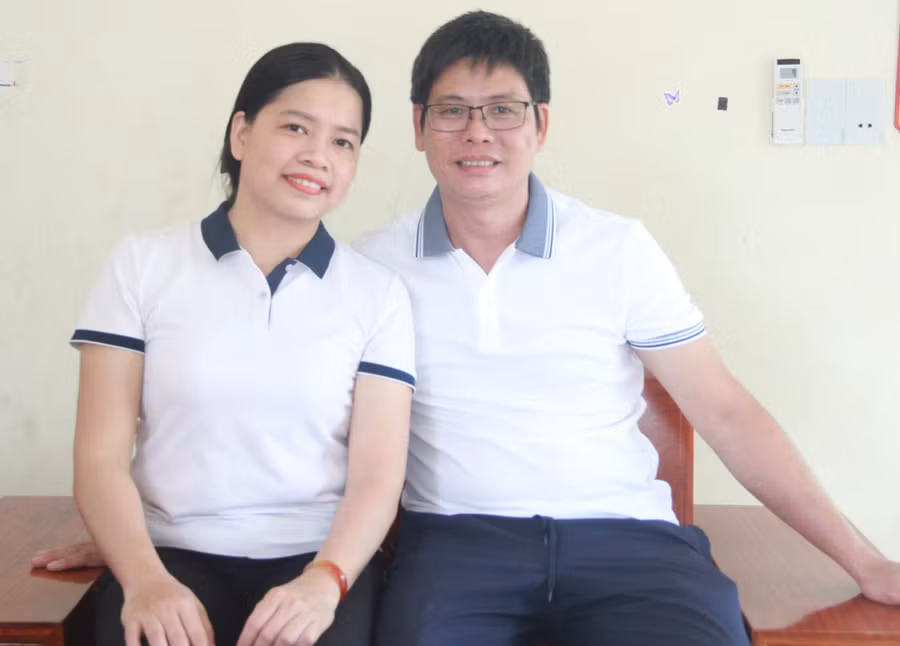 Vợ chồng thầy giáo Phan Nhân Quảng và cô giáo Võ Thị Khánh Duyên.