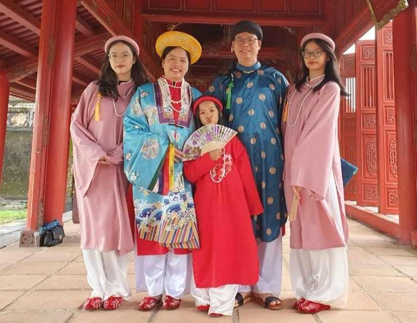 Vợ chồng thầy giáo Phan Nhân Quảng và cô giáo Võ Thị Khánh Duyên cùng các con.