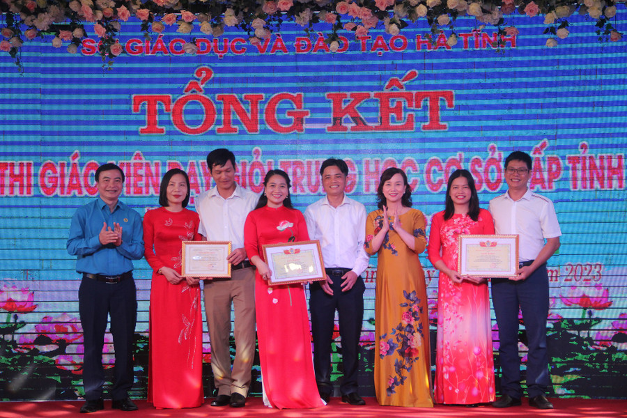 Vợ chồng cô Duyên, thầy Quảng (phía ngoài cùng bên phải) nhận Bằng khen Công đoàn Sở GD&amp;ĐT tại Hội thi giáo viên dạy giỏi cấp THCS.