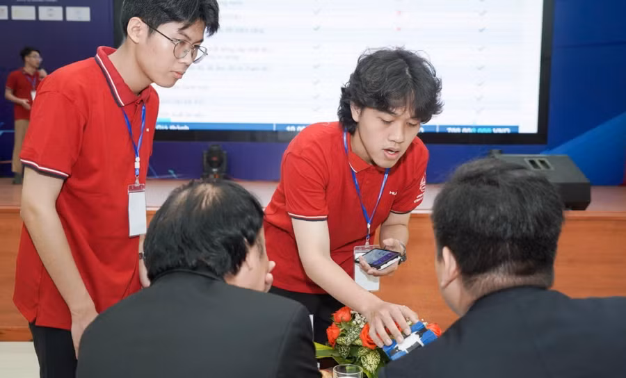 Nhóm sinh viên thuyết trình dự án tại SV STARTUP 2023.