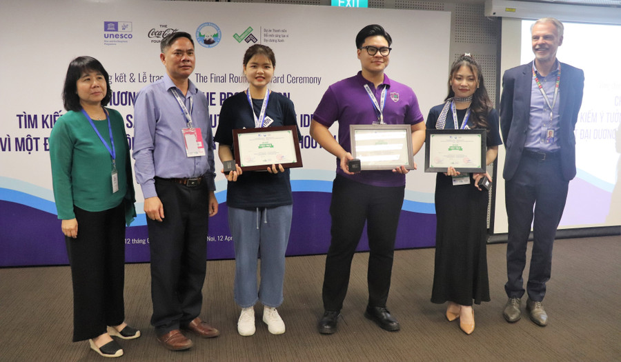 Đại diện UNESCO Việt Nam và các nhà tài trợ trao giải Nhất cho đội 3SR. Đại diện UNESCO Việt Nam và các nhà tài trợ trao giải Nhất cho đội 3SR.