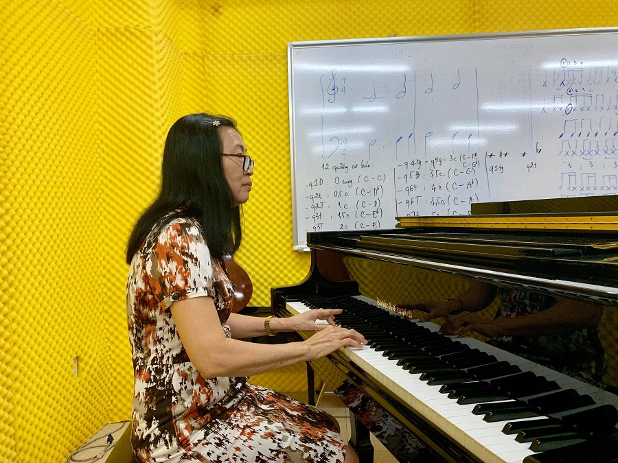 Bà Thư ngồi vào cây đàn piano và chơi nhạc trong buổi nộp hồ sơ xét tuyển ĐH Bà Thư ngồi vào cây đàn piano và chơi nhạc trong buổi nộp hồ sơ xét tuyển ĐH