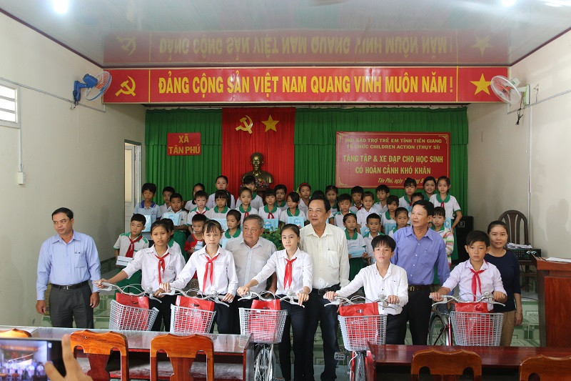 HS huyện Tân Phú Đông nhận quà trước thềm năm học mới HS huyện Tân Phú Đông nhận quà trước thềm năm học mới