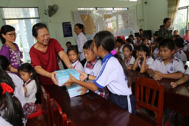 Bà Tạ Thị Minh Giang - điều phối viên tổ chức Children Action tại Việt Nam tặng vở cho HS huyện Chợ Gạo Bà Tạ Thị Minh Giang - điều phối viên tổ chức Children Action tại Việt Nam tặng vở cho HS huyện Chợ Gạo